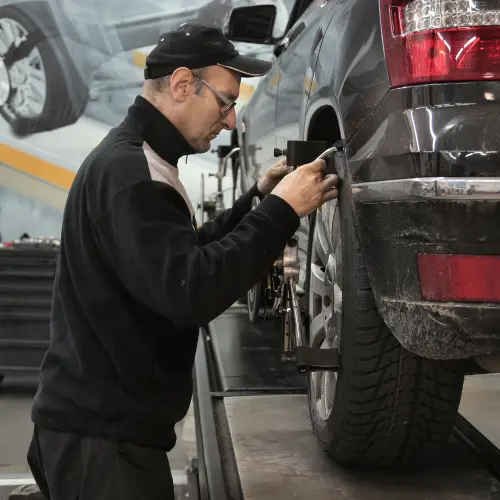 Operator working on a car shop